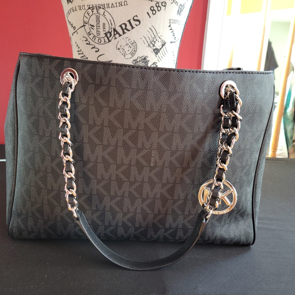 Michael Kors Black Tote/Purse with Shoulder Straps